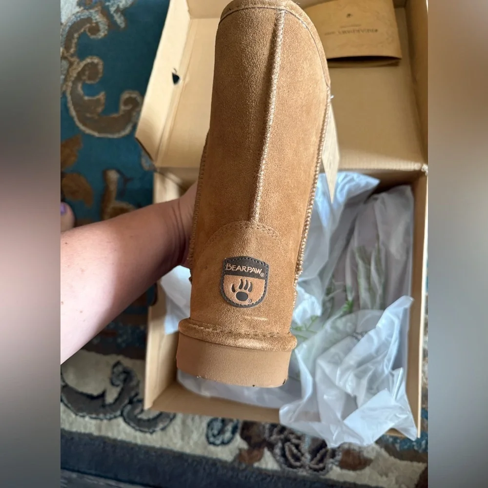 Bearpaw Women's Elle Short Hickory Suede  Boots . Size 8